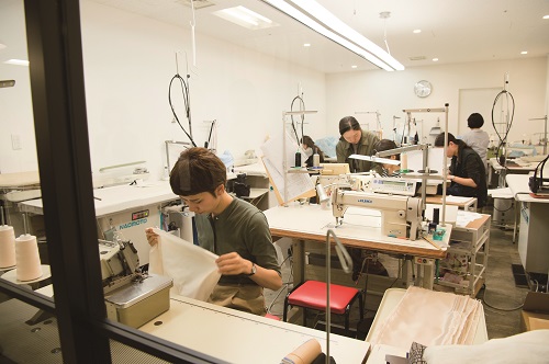 日本の高い縫製技術を守るため、社内にファクトリーを設置