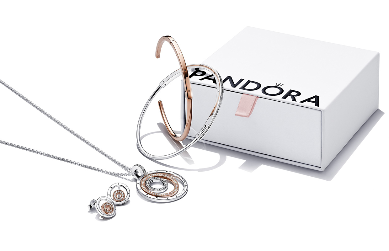 PANDORAの販売スタッフ自分だけのカスタムジュエリー